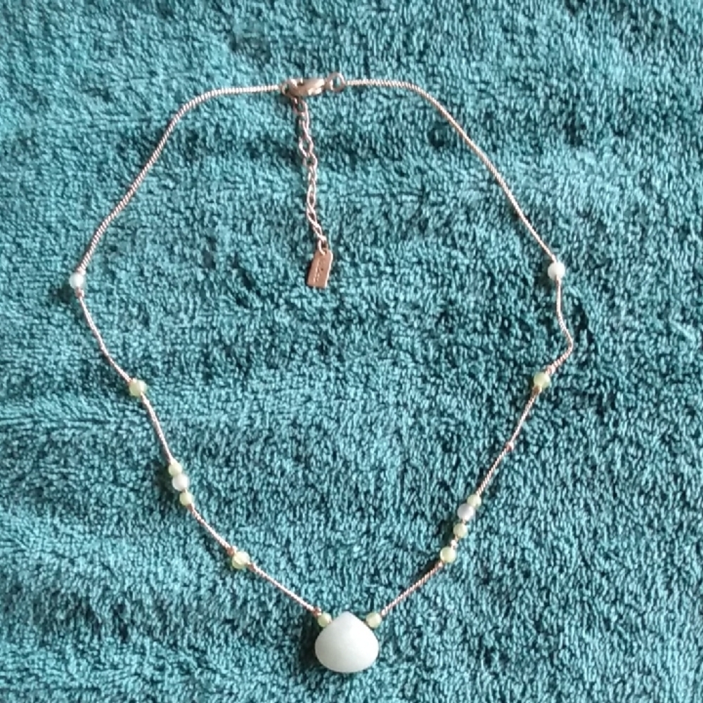 6/$20 Elegant Gold and Green Necklace